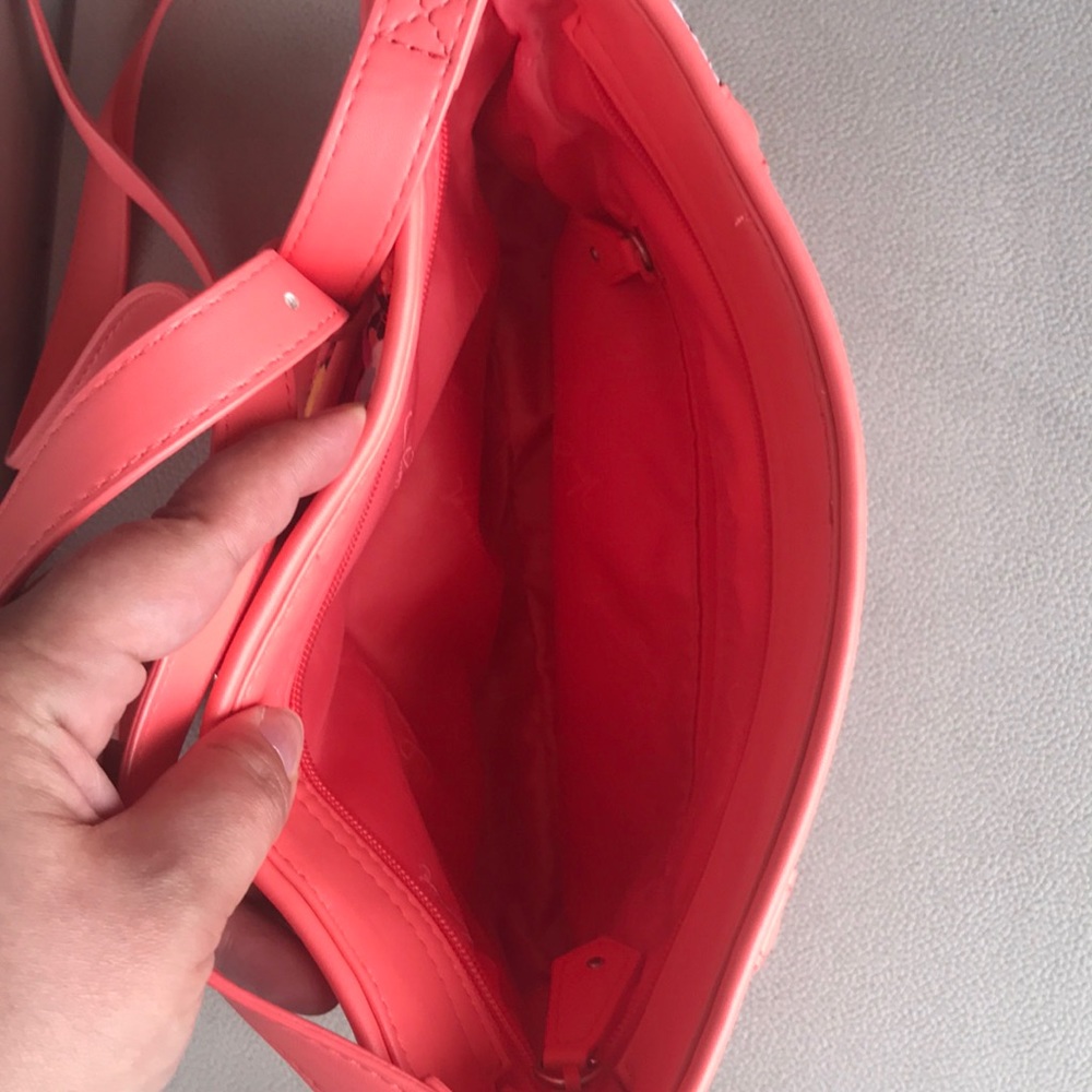 GORGEOUS VERA BRADLEY Trimmed Trapeze Crossbody - Picture 5 of 6